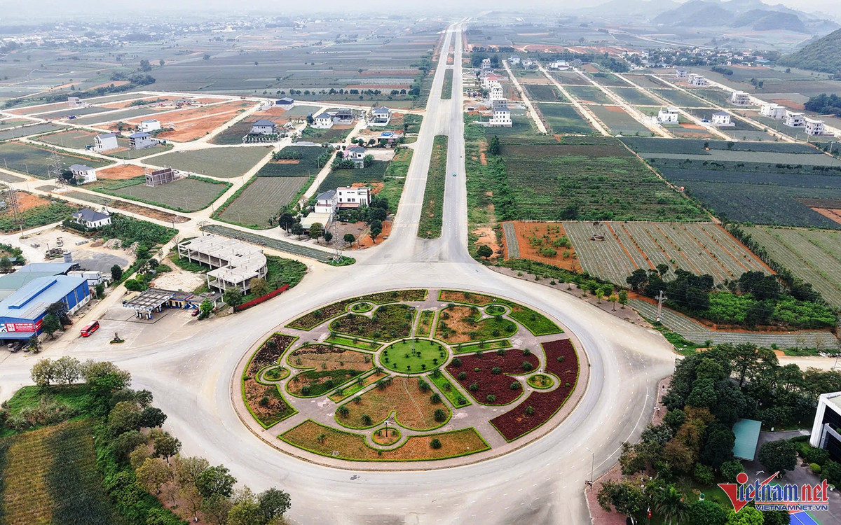Điểm đầu của đại lộ nằm ở xã Quang Sơn, TP Tam Điệp. Ảnh: T.N hoa-lu-2.jpg