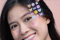 Miếng dán mụn thành phụ kiện make-up khiến gen Z mê mẩn
