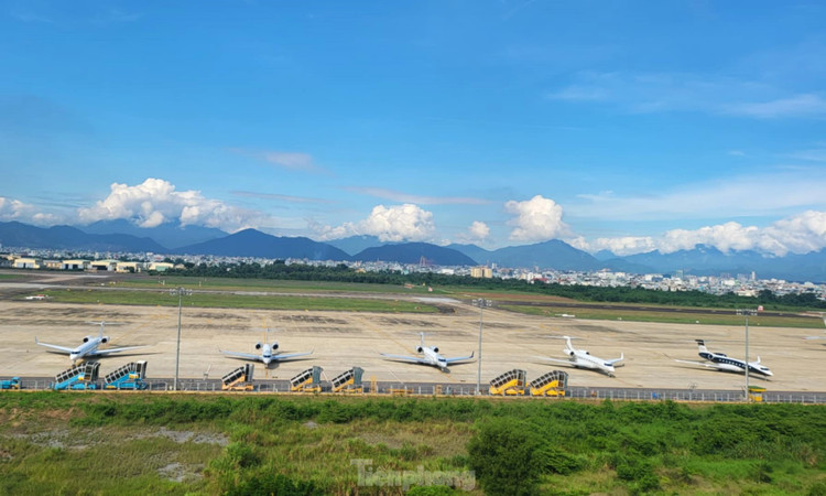 Người dân Đà Nẵng thích thú ngắm 'chuyên cơ tỷ phú' từ sân thượng - Hình 4 Nguoi dan Da Nang thich thu ngam 'chuyen co ty phu' tu san thuong-Hinh-4
