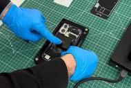 iPhone chịu "tra tấn" ra sao trước khi đến tay người dùng? 