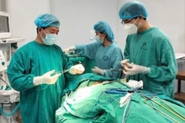 Cứu sống bệnh nhân bị xiên vịt nướng đâm xuyên cổ