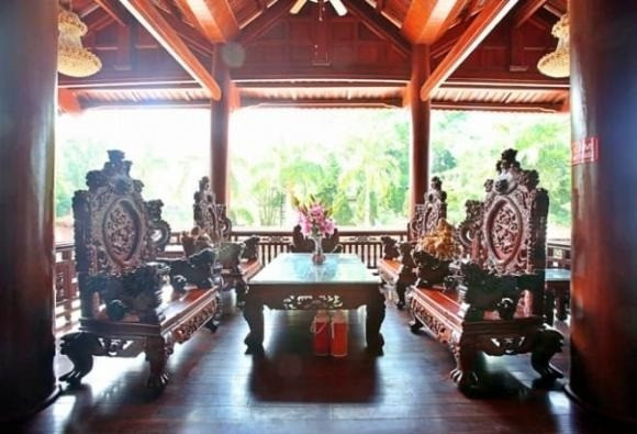 Đáng chú ý, nguồn gỗ lim sử dụng trong công trình được nhập khẩu từ Lào, trong đó có những cây gỗ nguyên khối tuổi thọ hơn 900 năm. Ảnh: Reatimes