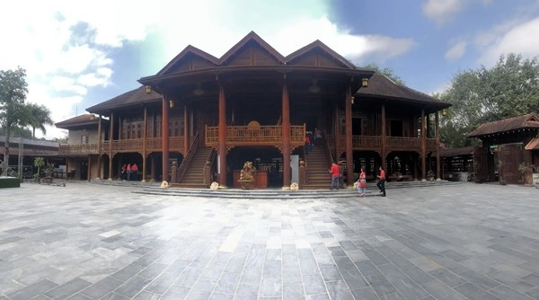 Ngôi nhà nằm trong khuôn viên 2.000m2, được thi công từ 500m3 gỗ lim nguyên chất với hơn 20.000 công lao động của các nghệ nhân lành nghề trong suốt 2 năm. Ảnh: Plo