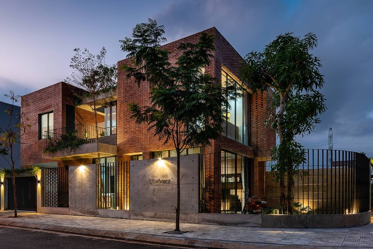 Tọa lạc tại Đà Nẵng, Chivi house gây ấn tượng bởi vẻ ngoài thô mộc với gạch trần và bê tông. Ảnh: Quang Trần