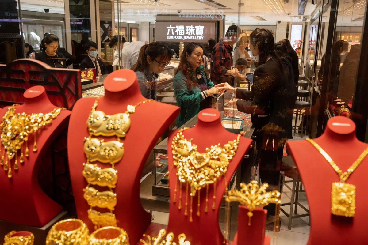 Theo cơ quan công an Trung Quốc, tội phạm giả vàng dùng “tâm lý chiến” tinh vi, tạo kịch bản cần tiền gấp để khiến chủ tiệm vội vàng giao dịch. Ảnh minh họa: The New York Times mua-vang-2-111104-3604.jpg