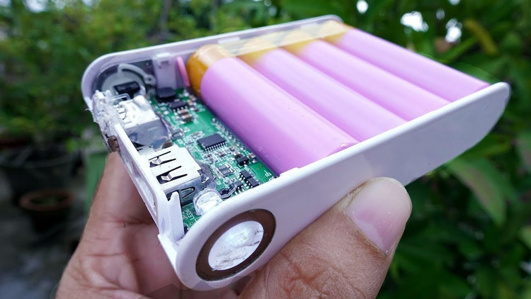 Bên trong pin sạc dự phòng là các cell pin lithium-ion. 2.jpg