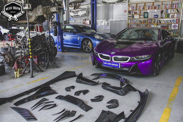 Ngoài ra có thể kể đến một số tiện nghi khác trên BMW i8 như 16 loa Harman Kardon, màn hình hiển thị thông tin trên kính lái, đèn pha laser chống chói, lẫy chuyển số, hệ thống điều hòa tự động,...
