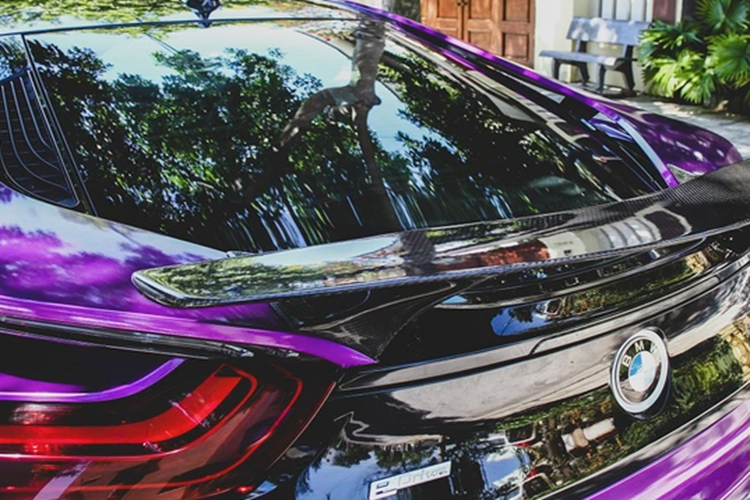 Động cơ của BMW i8 là hệ truyền động hybrid hiện đại, bao gồm động cơ đốt trong 3 xylanh 1.5L TwinPower Turbo và mô-tơ điện. Trong đó, động cơ đốt trong sản sinh công suất cực đại 231 mã lực và mô-men xoắn cực đại 320 Nm, mô-tơ điện có công suất 141 mã lực và mômen xoắn cực đại 250 Nm.