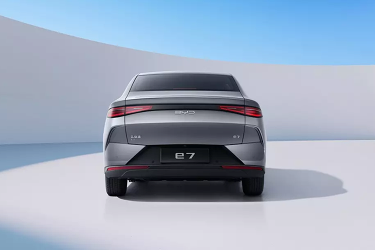 Ngoài kích thước khá lớn, BYD e7 còn được thiết kế theo phong cách tương tự mẫu ô tô điện Denza Z9 cao cấp. Trong đó, khu vực đầu xe tạo hiệu ứng "mặt cười" theo cách miêu tả của hãng BYD. Khu vực này được thiết kế khí động lực học với đèn pha sắc nét, phần mũi xe nhọn giống cá mập và hốc gió nhỏ hình thang.