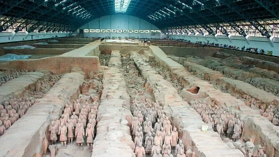 Tượng đất nung nghìn tuổi trong mộ vua Tần bị khách xô vỡ 