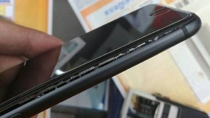 Nếu pin bị chai hoặc phồng rộp, hiệu quả sạc sẽ giảm rõ rệt, cần mang thiết bị đến trung tâm bảo hành để kiểm tra.