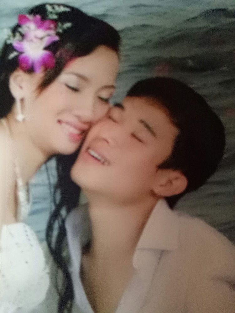 Với phong cách tạo dáng táo bạo, biểu cảm đầy tình tứ và “style” trang phục mang đậm dấu ấn thập niên trước, những bức ảnh đã khiến nhiều người không khỏi bật cười và hoài niệm. anh-cuoi-4.jpg