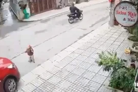 Hà Tĩnh: Bé trai bị xe ô tô cán qua người tử vong
