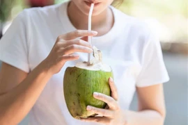 Ai không nên uống nước dừa vào buổi sáng?