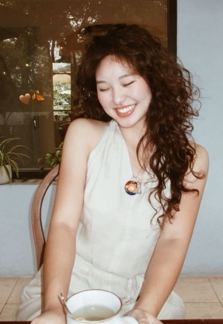 Huệ Anh, sinh năm 2008, là con gái duy nhất của Kim Huệ. Hiện đang học THPT tại Hà Nội, cô bạn khiến nhiều người ngỡ ngàng vì nhan sắc ngày càng nổi bật.