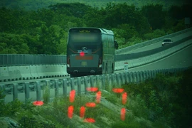 Xe chở 23 khách lao 130 km/h trên cao tốc