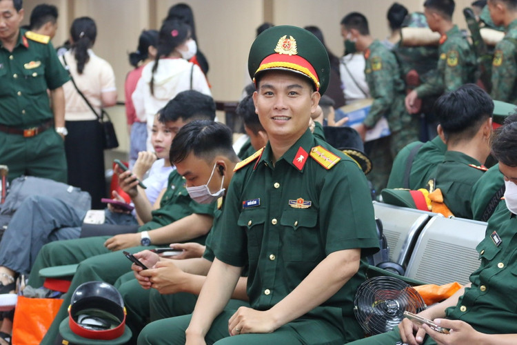 Nụ cười tươi của các chiến sĩ khi được người dân đến tiễn. 10.jpg