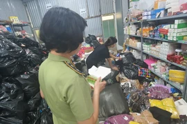 Thu giữ gần 11.000 mẫu đồ giả hàng hiệu của một tổng kho ở Hà Nội