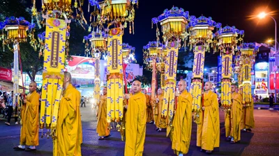 Hàng nghìn người tham gia lễ rước Phật về Việt Nam mừng Phật đản