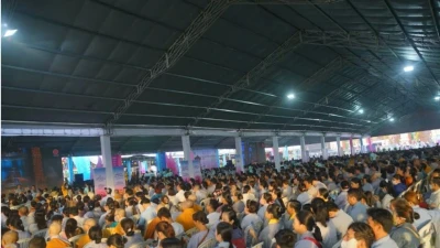 Hàng chục ngàn người về chiêm bái xá lợi Đức Phật