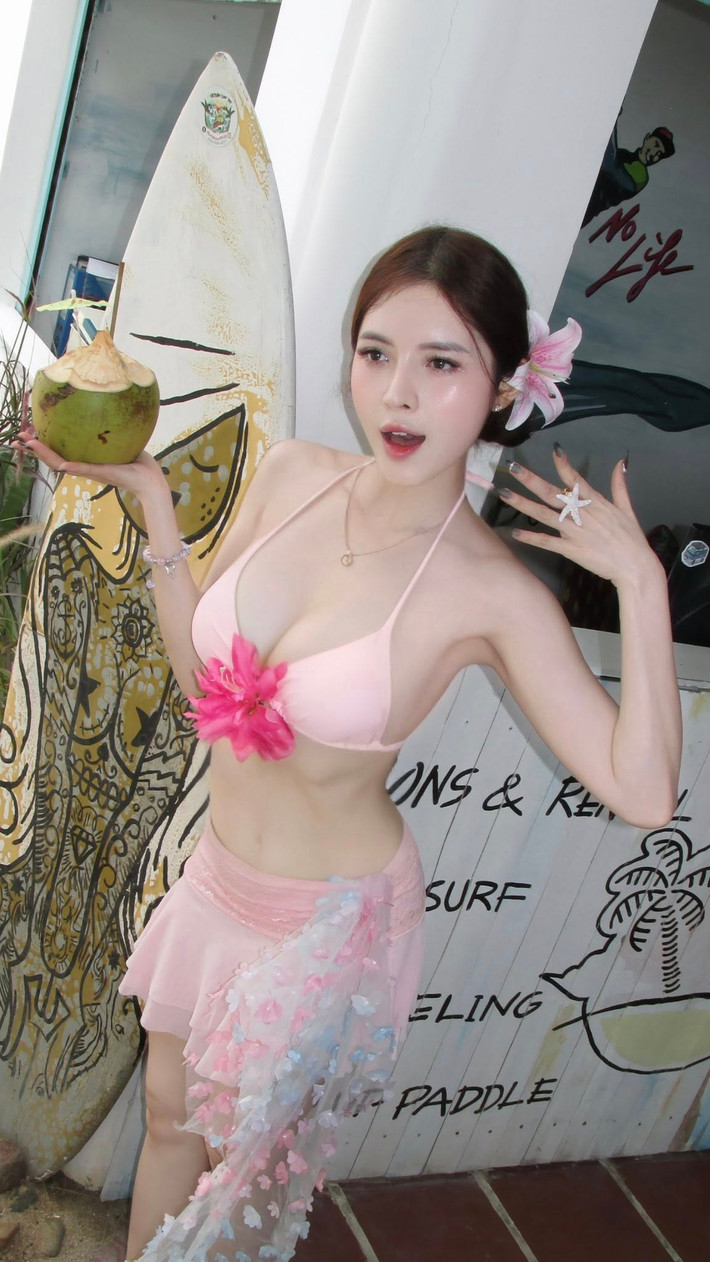 Bộ bikini hồng giúp Quế Chi khoe triệt để body thon gọn và săn chắc.