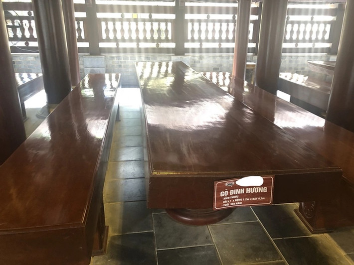 Tầng 1 bố trí 14 bộ sập bằng gỗ đinh hương, cẩm lai nguyên khối với tuổi từ 300 - 500 năm. Ảnh: Plo