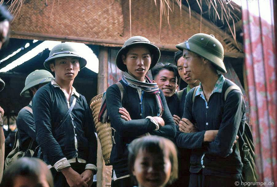 Các nam thanh niên địa phương.
