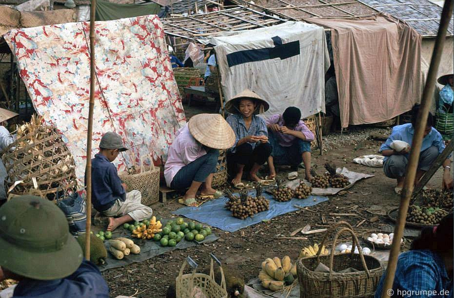 Những người phụ nữ trò chuyện rôm rả khi ngồi bán hàng.