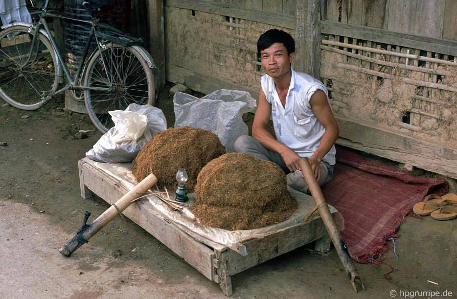 Người đàn ông bán thuốc lào ở chợ.