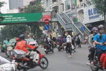Nghịch lý dân "thủ đô" chê cầu vượt tiền tỷ, lao ra thách thức tử thần