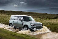 Land Rover Defender 2026 lộ diện với loạt nâng cấp "đắt giá"
