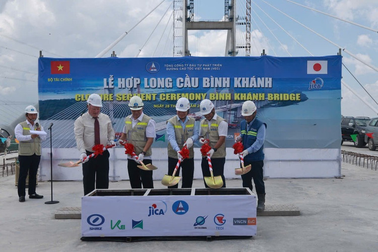 Các đại biểu thực hiện nghi thức hợp long cầu. Các đại biểu thực hiện nghi thức hợp long cầu.