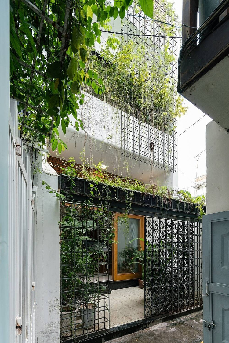 Hẻm House là ngôi nhà 3 tầng nằm trong một con hẻm nhỏ chỉ rộng 1,2m thiếu nắng và gió giữa trung tâm thành phố Nha Trang. Ảnh: Quang Dam nha-pho1.jpg
