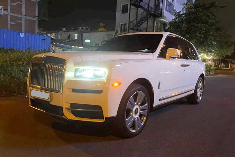 Động cơ đi kèm với hộp số tự động ZF 8 cấp có tích hợp bộ trợ giúp định vị vệ tinh SAT nên việc sang số rất nhẹ nhàng, hệ dẫn động 4 bánh toàn thời gian và đánh lái 4 bánh hoàn toàn mới. Rolls-Royce Cullinan có tốc độ tối đa được giới hạn 250 km/h.