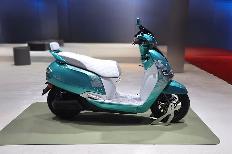 Ở bản nâng cấp mới năm 2025, TVS vẫn giữ nguyên chiến lược sản phẩm như phiên bản năm 2024 với ba lựa chọn phiên bản: phiên bản tiêu chuẩn, iQube S và iQube ST.