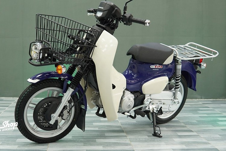 Super Cub 110 Pro được giới thiệu với chỉ duy nhất màu xanh Seychelles Night Blue. Mức giá xe Honda Super Cub 110 Pro 2025 tại thị trường Nhật Bản được bán ra là 346.500 yên (khoảng 62 triệu đồng).