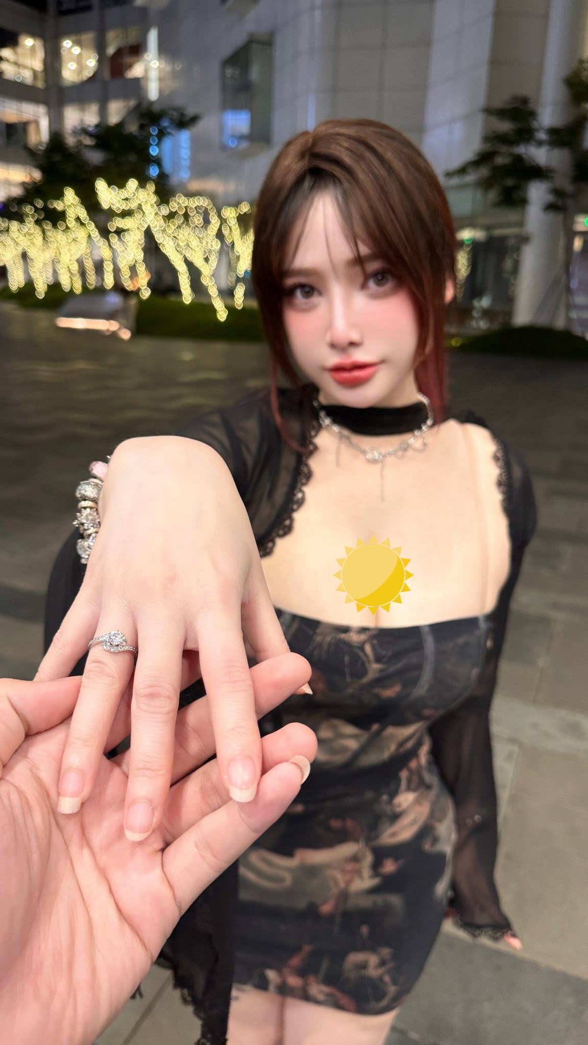Mới đây, hot girl làng cosplayer là Hoa Mộc Lan (tên thật là Đỗ Hương Giang) bất ngờ chia sẻ được bạn trai cầu hôn ngọt ngào.