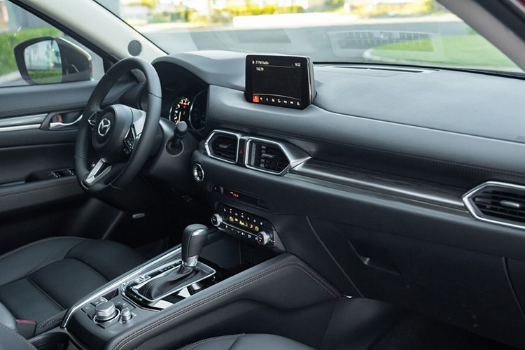 Sự thành công của Mazda CX-5 đến từ nhiều yếu tố. Ngoài thiết kế hợp gu người dùng, trang bị phong phú thì giá bán cũng là thế mạnh. 3.jpg