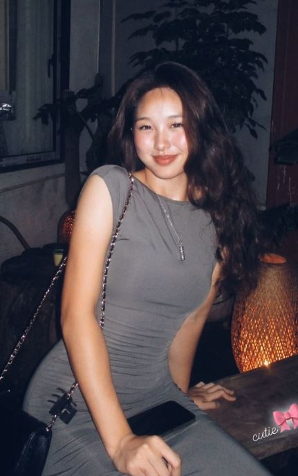 Thừa hưởng vẻ đẹp từ mẹ, Huệ Anh sở hữu chiều cao gần 1,7 m, gương mặt hài hòa với đôi mắt to tròn, sống mũi thanh tú và nụ cười rạng rỡ.