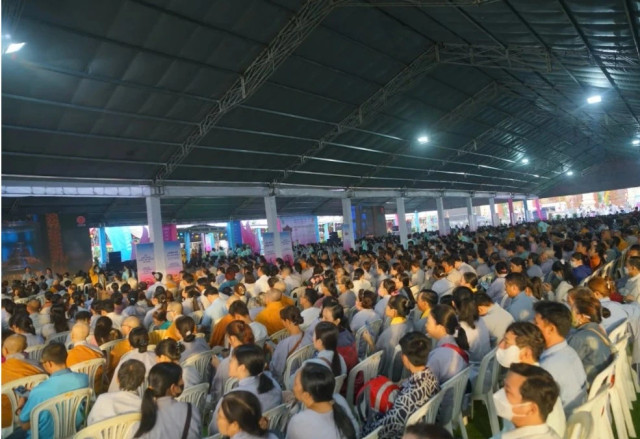 Hàng chục ngàn người về chiêm bái xá lợi Đức Phật Hang chuc ngan nguoi ve chiem bai xa loi Duc Phat