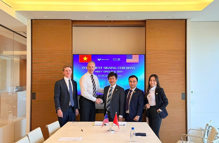 (Ông Chris F. Brown – Giám đốc GEM (áo trắng) và ông Hoàng Mai Chung – Chủ tịch HĐQT Meey Group tại lễ ký kết) 44.jpg