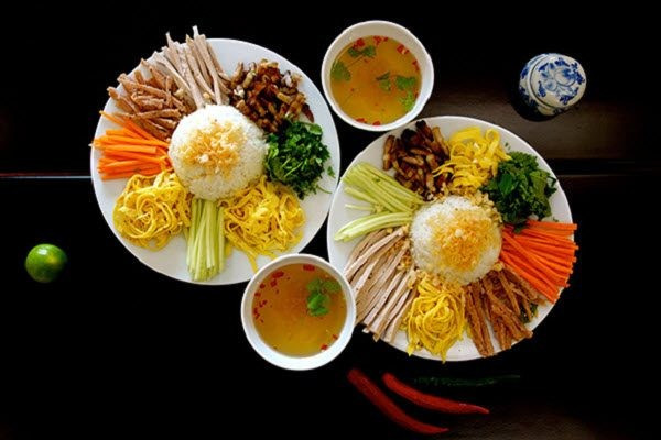 Cơm Âm phủ không phải là món ăn xuất phát từ một truyền thuyết hay tín ngưỡng tâm linh nào. Cái tên này bắt nguồn từ một quán cơm nhỏ gần khu chợ đêm thời xưa, nơi thường phục vụ vào những giờ khuya. . Ảnh VinWonders