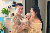 Quang Minh và bạn gái kém 37 tuổi mừng đầy tháng con trai