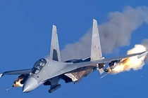 Su-35 quần thảo ở độ cao thấp, pháo binh Nga bắn "đỏ nòng"