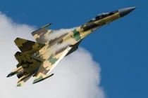Choáng cảnh siêu tiêm kích Su-35 cơ động khó tin trên không