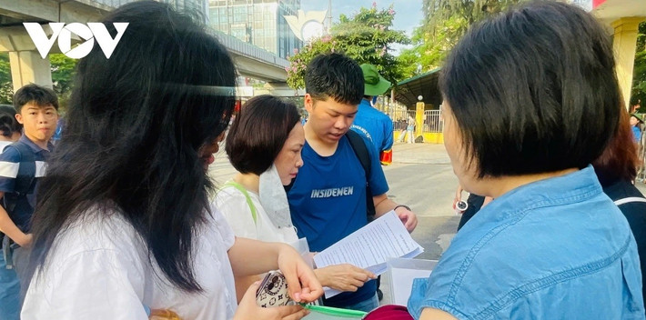 Tham dự kỳ thi vào lớp 10 của trường, thí sinh phải thực hiện đầy đủ 4 bài thi bốn môn, gồm: toán (vòng 1), văn, tiếng Anh và môn chuyên, trong đó tiếng Anh là môn mới. Bài thi toán (vòng 1) và văn có thời gian làm bài là 120 phút, tiếng Anh làm bài trong 60 phút; thời gian làm bài môn chuyên là 150 phút.