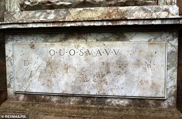 Chữ khắc Shugborough là mật mã bí ẩn được giới chuyên gia nỗ lực giải mã. Dòng chữ "lạ" này nằm trên bức tượng đài từ thế kỷ 18 trong khuôn viên của Shugborough Hall ở Staffordshire, Anh.