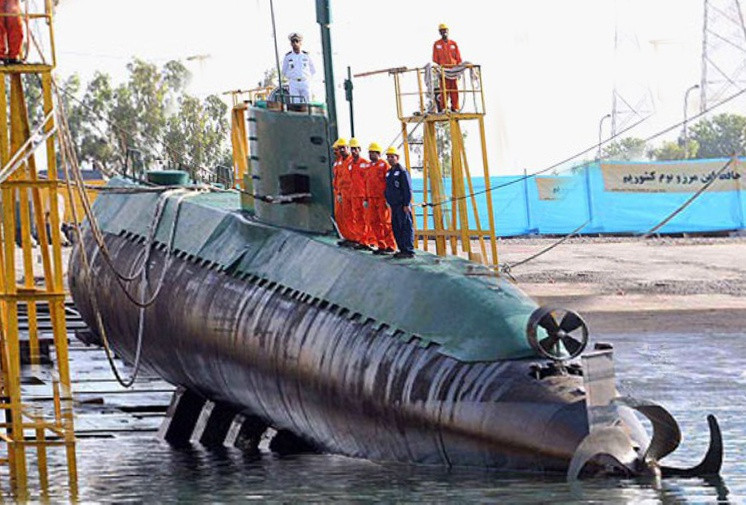 Do eo biển Hormuz có chiều ngang hẹp và các vịnh nhỏ dày đặc, không thích hợp cho hạm đội Mỹ tiến hành triển khai các hoạt động hải quân lớn; tận dụng lợi thế địa hình, Iran đã phát triển số lượng lớn tên lửa chống hạm, bao gồm tên lửa đạn đạo và tên lửa hành trình, nhằm đe dọa Hải quân Mỹ.