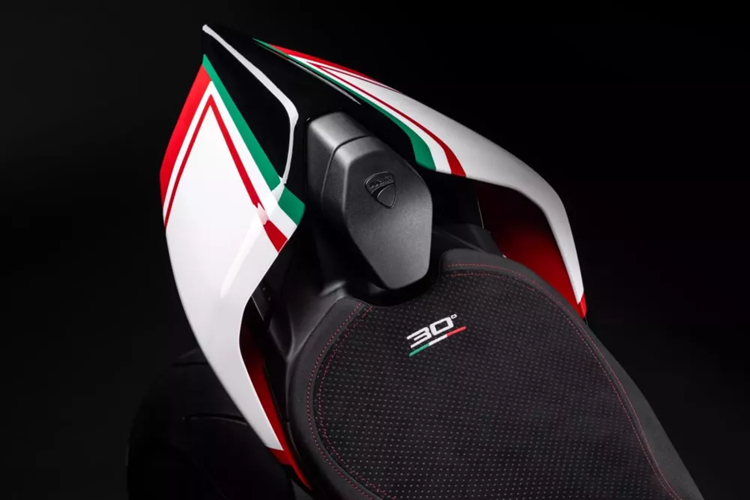 Được trưng bày tại triển lãm EICMA ở Milan ở Ý, Panigale V4 SP2 30th Anniversary 916 được sản xuất với số lượng giới hạn chỉ 500 chiếc, nhưng chưa rõ, Minh Nhựa sẽ chọn số thứ tự nào, liệu rằng sẽ là 405/500?.