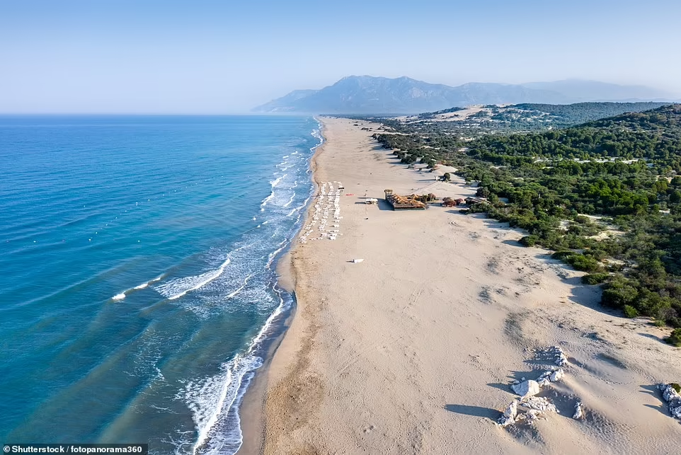 Bãi biển Patara xinh đẹp, dài 18 km, là bãi biển dài nhất Thổ Nhĩ Kỳ.